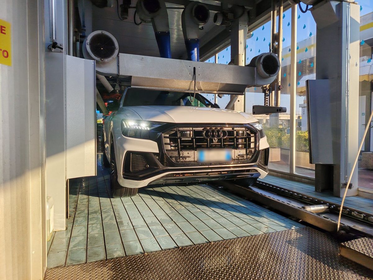 Un'Audi bianca dentro il tunnel