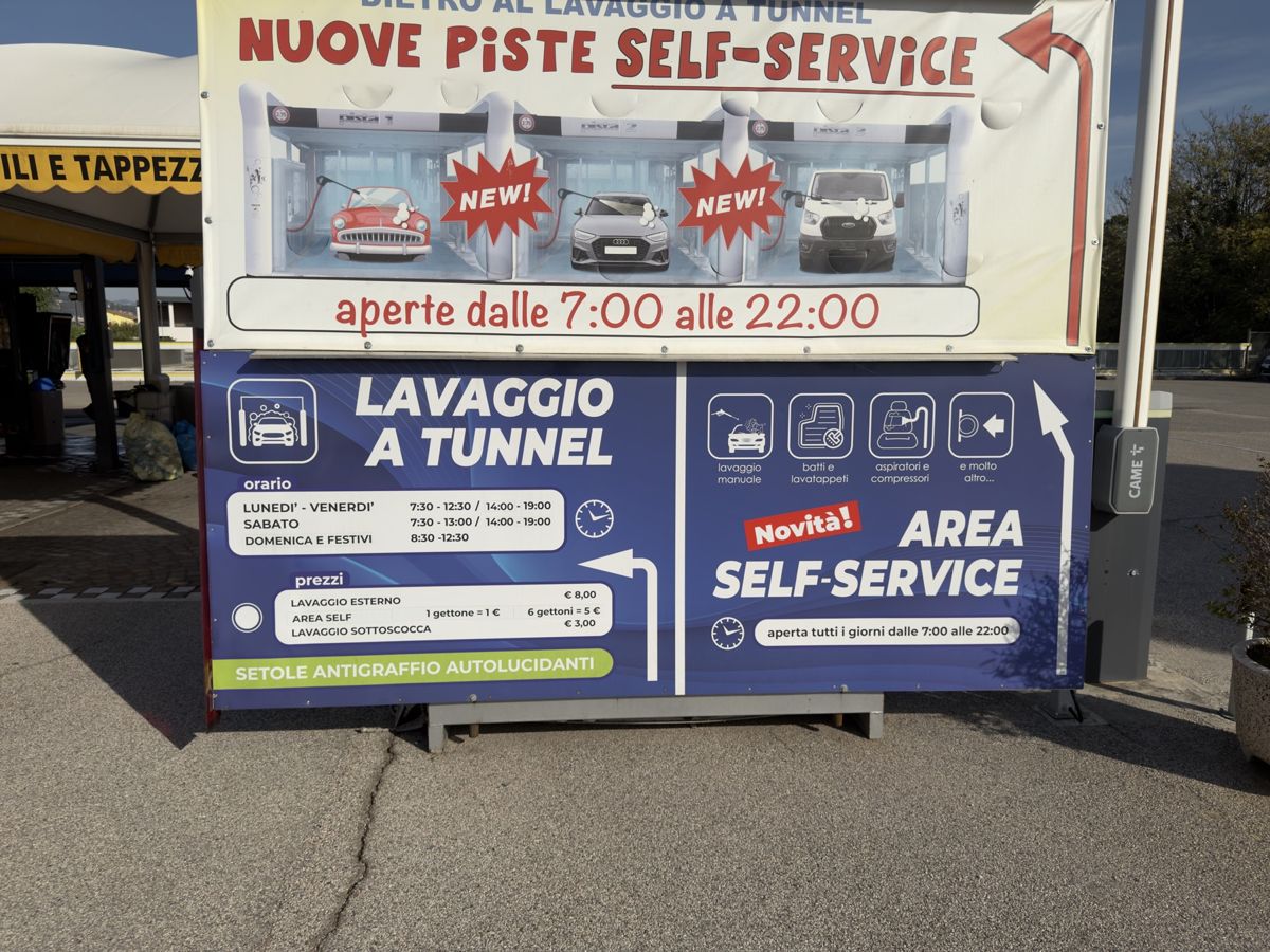 I cartelli all'ingresso con gli orari