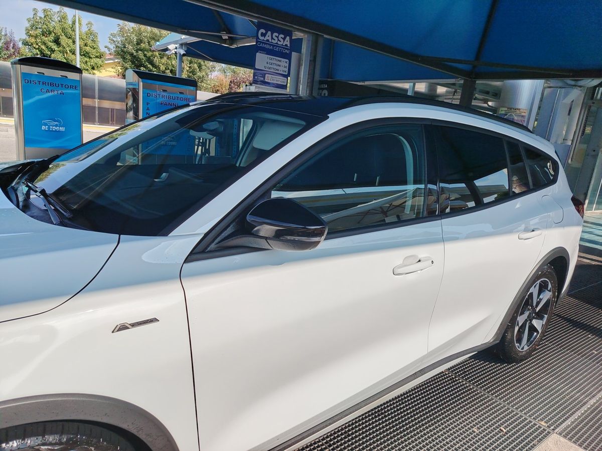 La fiancata lucida di un'auto bianca
