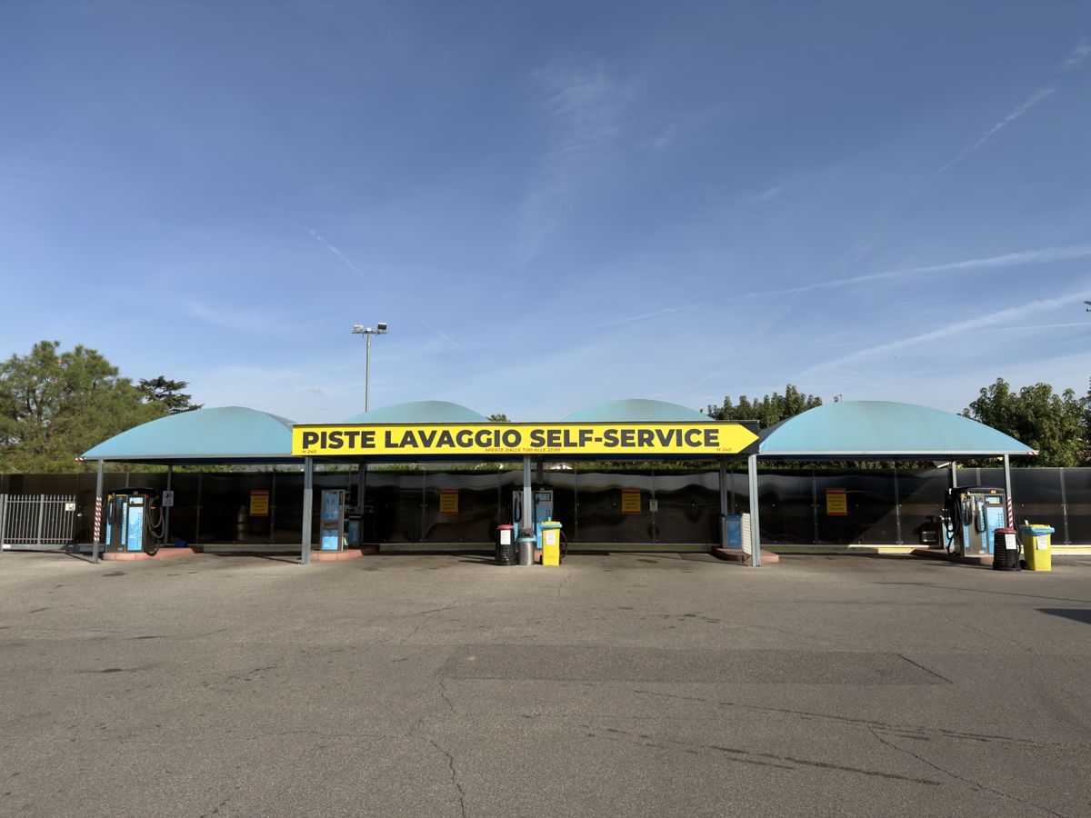 Le piste self-service con la scritta gialla