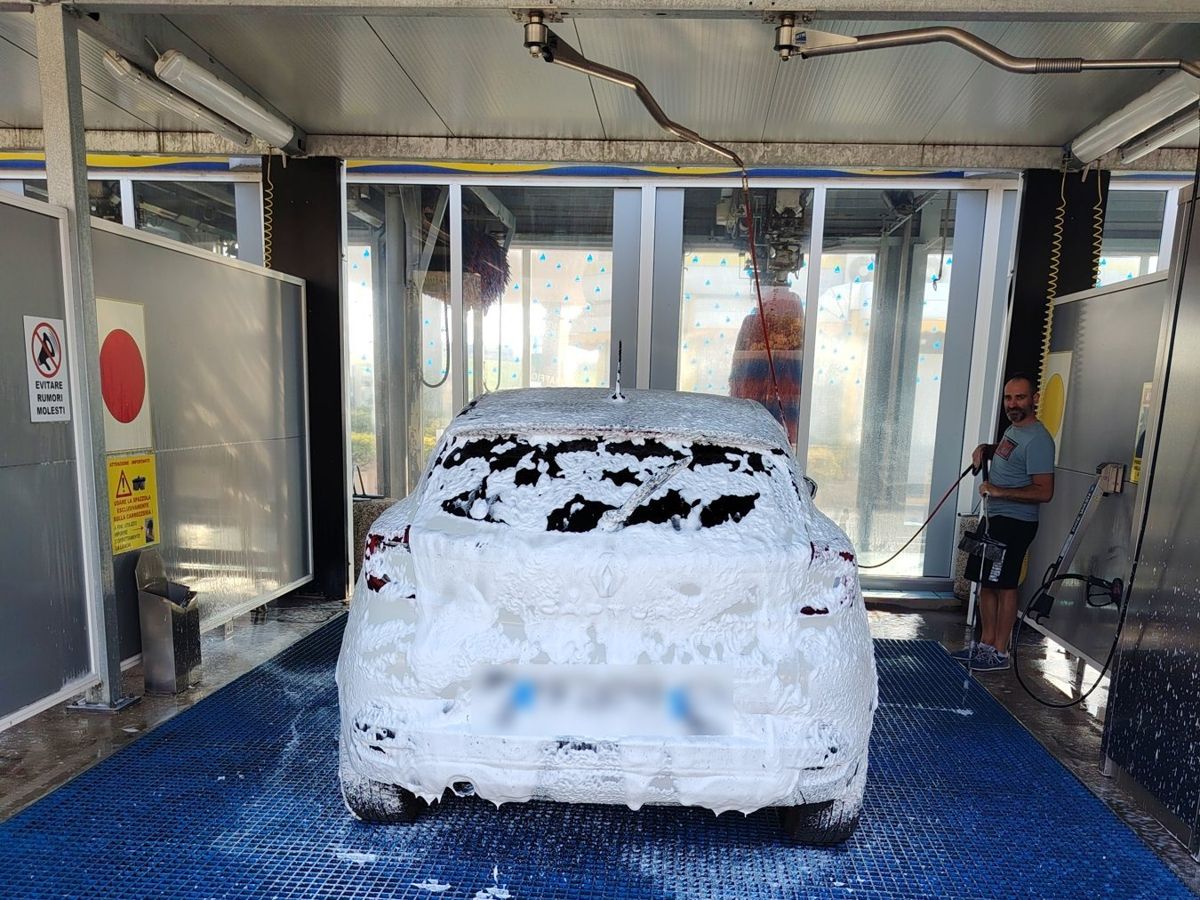 Un'auto coperta di mousse in pista